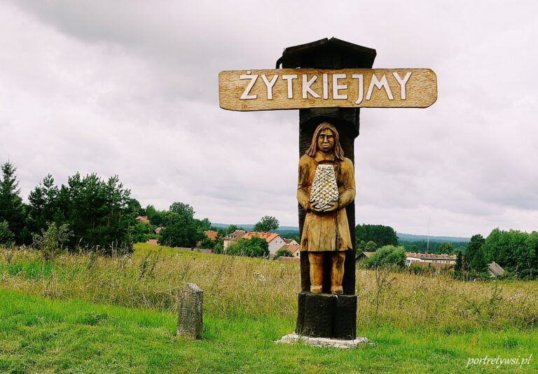 Żytkiejmy – dawna wieś Prus Wschodnich otoczona lasami.