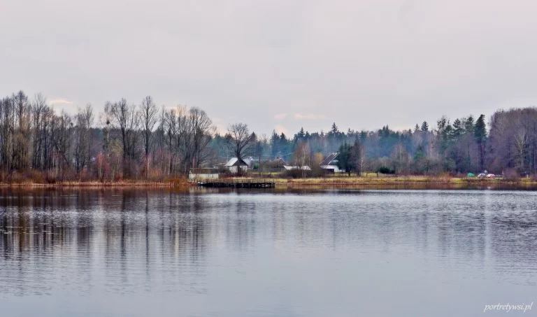 Topiło – leśna osada z kolejką wąskotorową.