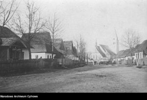 Fragment jednej z ulic z widocznym w tle kościołem św. Bartłomieja; 1918-1939r.