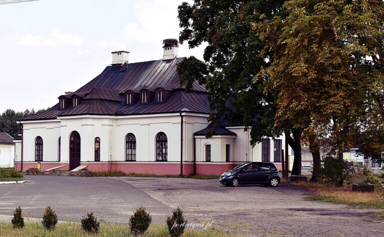 Chotyłów – z cegielni nad Lutnią po turystyczny zakątek z kubikami