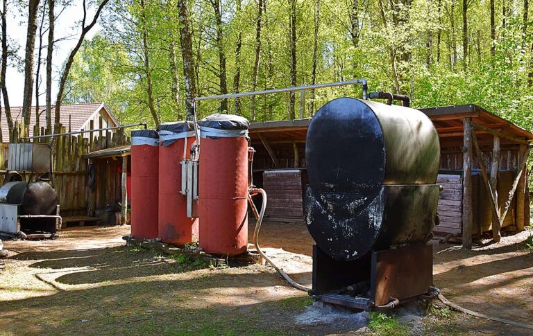 „Na Podlasiu tylko czas nie pędzi”. Krótka historia bimbrownictwa.